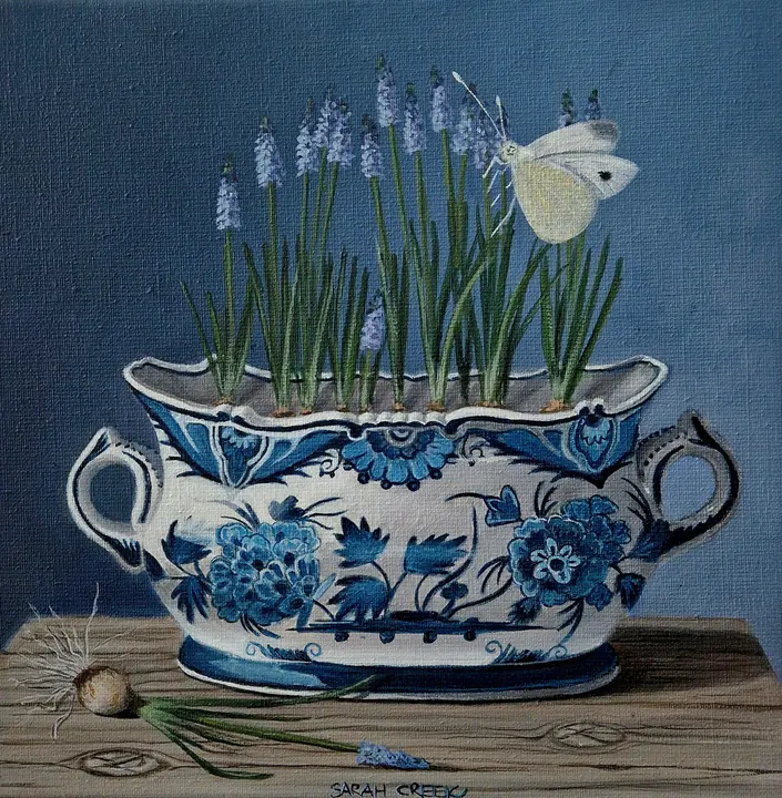 Beppe's bakje, Porcelain with grape hyacinth, with a painted-in floating frame.